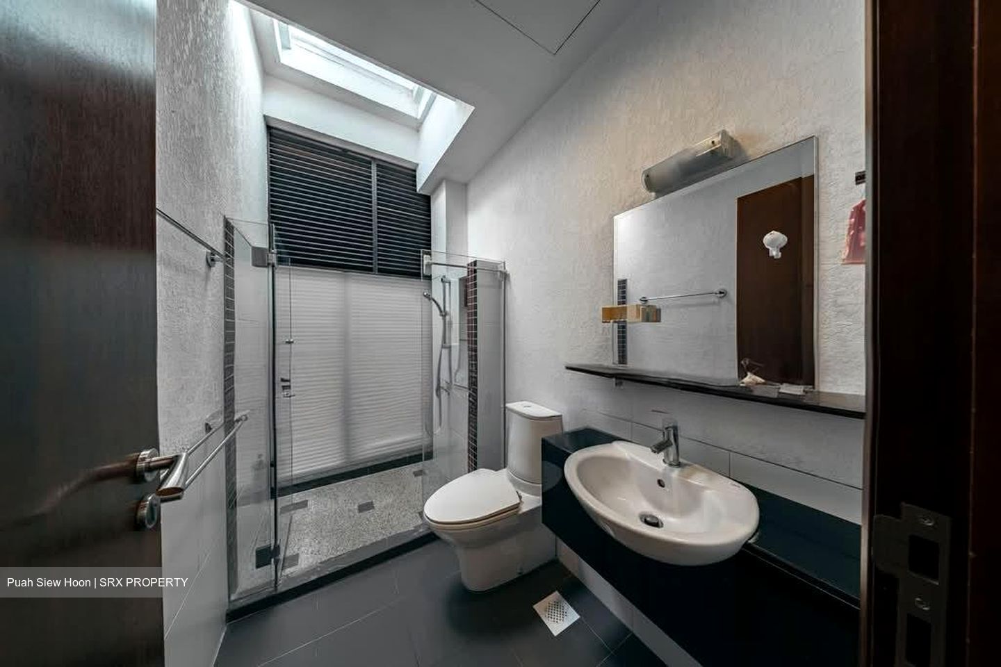 Kew Drive (D16), Terrace #557120261